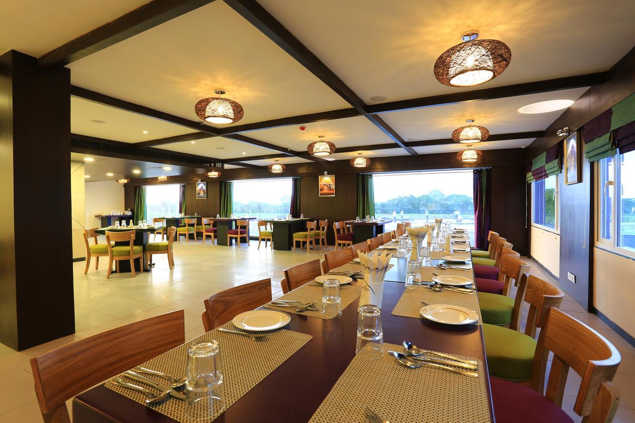 Nandan Kanan Hotel & Resort Sipra Exteriör bild