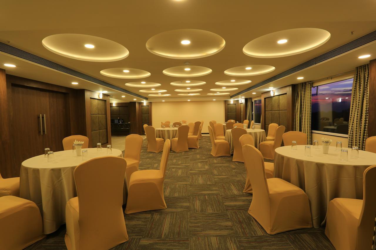 Nandan Kanan Hotel & Resort Sipra Exteriör bild